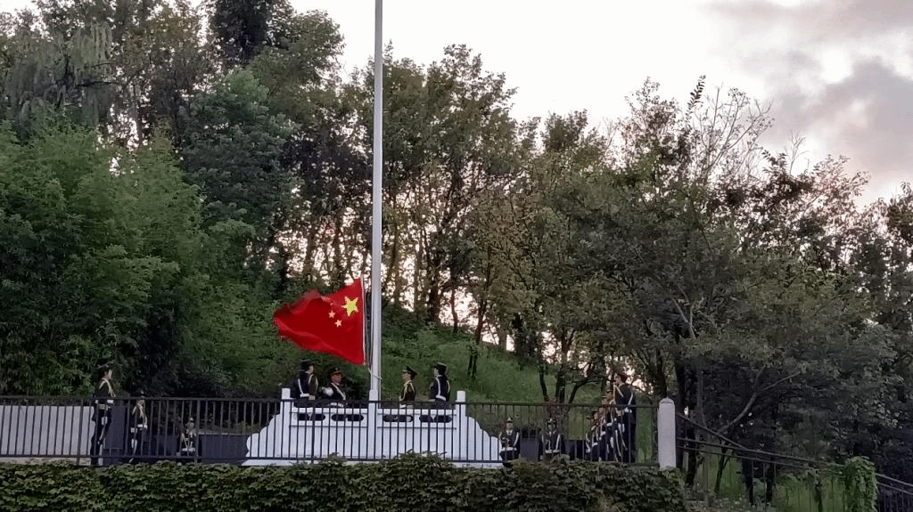 太阳成集团tyc122ccvip举行新学期升旗仪式